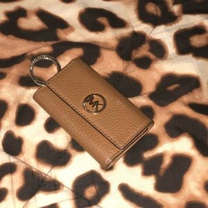 MK 6-key holder. Fits 2 credit/debit cards.